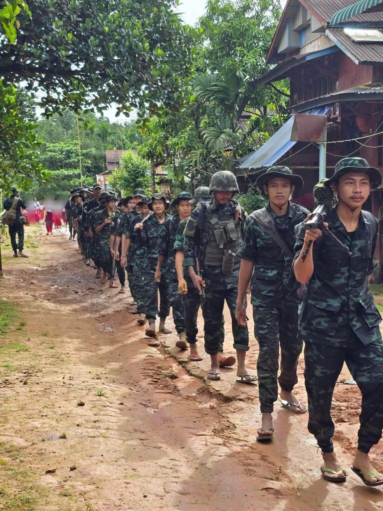 အမှတ် ၈ ကားလမ်းမကြီးတွင် စစ်ကောင်စီမော်တော်ယာဉ် ကြားဖြတ်တိုက်ခံရ