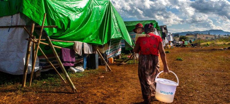 စစ်ရှောင်စခန်းတစ်ခုအား တွေ့ရစဥ်