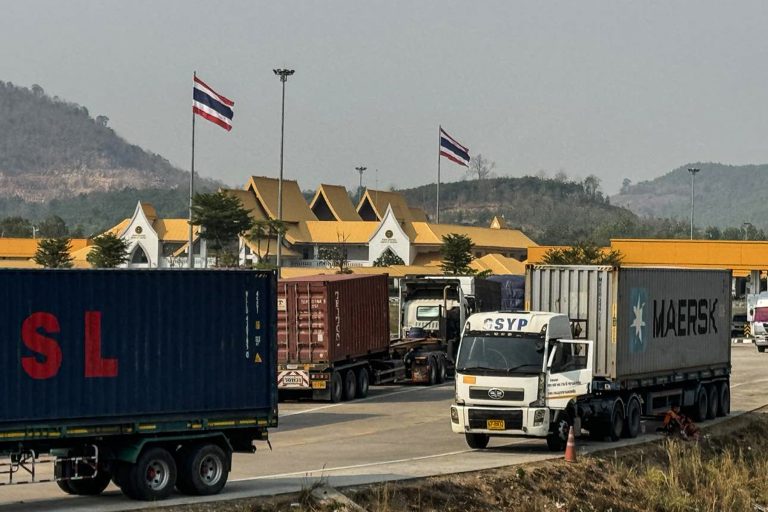 ယနေ့ နံနက် ကိုးနာရီမှာ ထိုင်း-မြန်မာနယ်စပ်မြို့ ၅ နေရာကို ထိုင်းက မီးဖြတ်မည် မြဝတီမြို့ ချစ်ကြည်ရေးတံတား ၂ရှိ ထိုင်း-မြန်မာနယ်စပ်ဖြတ်ကျော်ဂိတ် (သံလွင်ခက်)