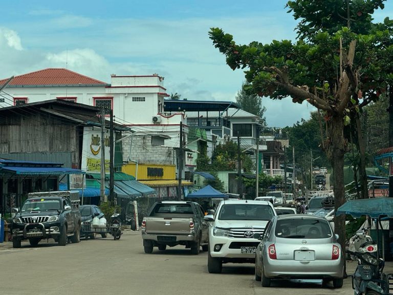 ကျားဖြန့်နောက်ဆက်တွဲကြောင့် ဘုရားသုံးဆူမြို့ လျှပ်စစ်မီး ဖြတ်ခံရမည်ကို ဒေသခံများ စိုးရိမ် ဘုရားသုံးဆူမြို့တနေရာအား တွေ့ရစဥ်