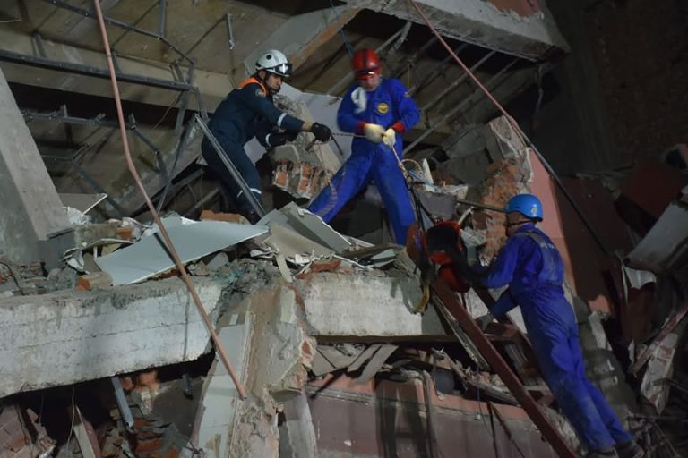 မန္တလေး Sky Villa ကွန်ဒိုမှ အသက်ရှင်ကျန်ရစ်သူ ၅ နှစ်ကလေးအပါအဝင် နှစ်ဦးကို ကယ်တင်နိုင်ခဲ့