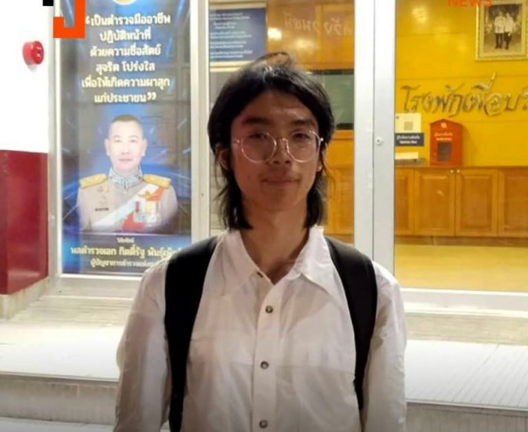 စစ်ခေါင်းဆောင်အား ဆန္ဒပြခဲ့သည့် ထိုင်းကျောင်းသားကို နှစ်နာရီကျော်အကြာတွင် ရဲက ပြန်လွှတ်