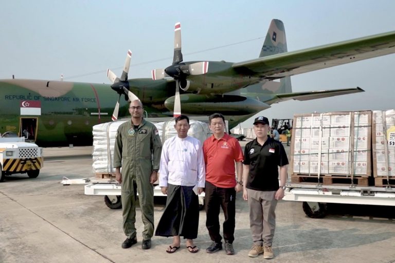 ငလျင်ဘေးသင့်ပြည်သူများအတွက် ကယ်ဆယ်ရေးပစ္စည်း ၉ တန်ကျော်ကို စင်္ကာပူလေတပ်ပို့ဆောင်