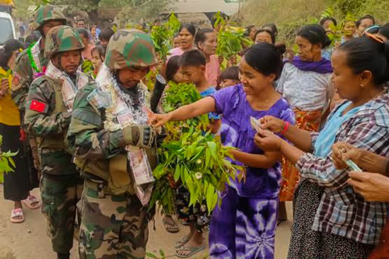 မိနစ် ၂၀ အတွင်း စစ်ကောင်စီစခန်းကို သိမ်းပိုက်ခဲ့တဲ့ PDF တွေကို ပြည်သူတွေ ပန်းကုံးစွပ်ကြိုဆို