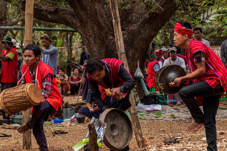 ဒီမောဆို့အနောက်ဘက်ခြမ်းမှာကျင်းပတဲ့ ကမ်းခွမ့်(တံခွန်တိုင်)ပွဲ(ဓါတ်ပုံ)