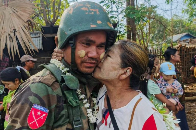 ကလေး-ဂန့်ဂေါလမ်း စစ်ဆင်ရေး အောင်ပွဲရ ရဲဘော်များအား ပြည်သူများမှ ကြိုဆို