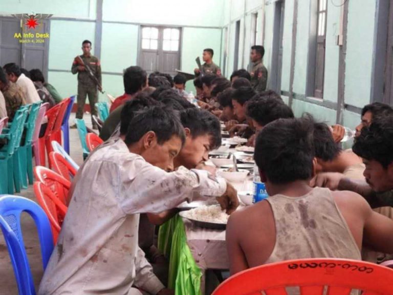 ကျောက်ဖြူတွင် စစ်ကောင်စီတပ်မှ လက်နက်ချ အလင်းဝင်လာသူနှင့် စစ်သုံ့ပန်း ၆၀ အထိ ရှိလာ