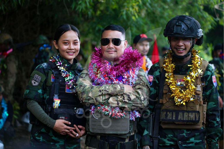 သေ့ဘောဘိုးစခန်းသိမ်း အောင်ပွဲရ ရဲဘော်များကို ဒေသခံများကြိုဆို