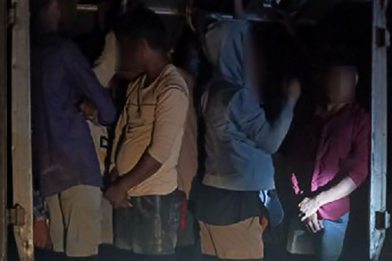 ရွှံ့နစ်နေသောကားထဲမှ မြန်မာ၄၁ ဦး ဖမ်းဆီးခံရ