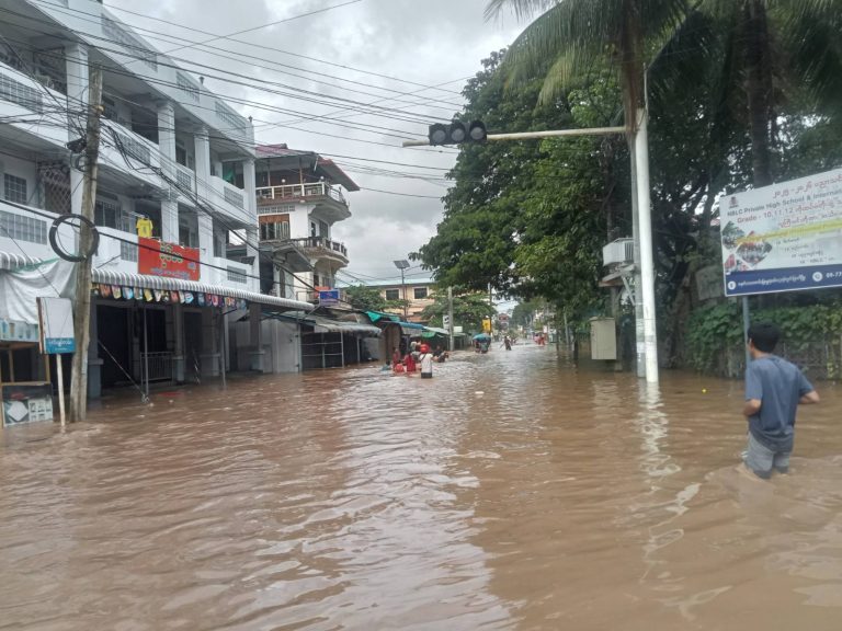 မြဝတီမြိုပေါ် ရပ်ကွက် ၅ ခုထက်မနည်း ရေမြှုပ်နေ၍ ရွှေ့ပြောင်းထားရ