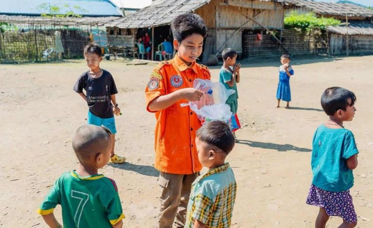 လူနာသွားယူသည့် ကား ဒရုန်းဖြင့် ပစ်ခတ်ခံရ၍ ၁၄ နှစ်အရွယ် အသင်းဝင်တစ်ဦး သေဆုံး