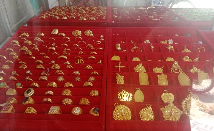 ရခိုင်တွင် ဝယ်သူထက် ပြန်ရောင်းသူ များနေ၍ ရွှေဈေး အနည်းငယ်ပြန်ကျ