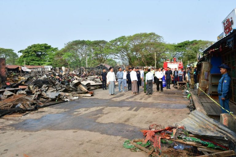 ဆိုင်ခန်း ၂ ရာကျော် ပြာကျပြီးနောက် ပျဉ်းမနား အဟာရသုခဈေး မီးလောင်မှုအခြေအနေ ညိုစော နှင့် အောင်လင်းဒွေးတို့ လာကြည့်