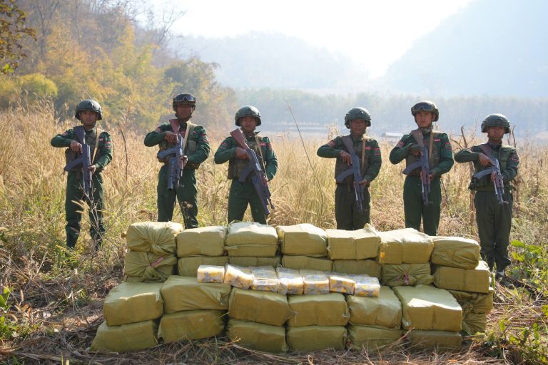 ဖမ်းမိ တရားခံ နှင့် မူးယစ်ဆေးများကို စစ်ကော်မရှင်ထံ UWSA အပ်