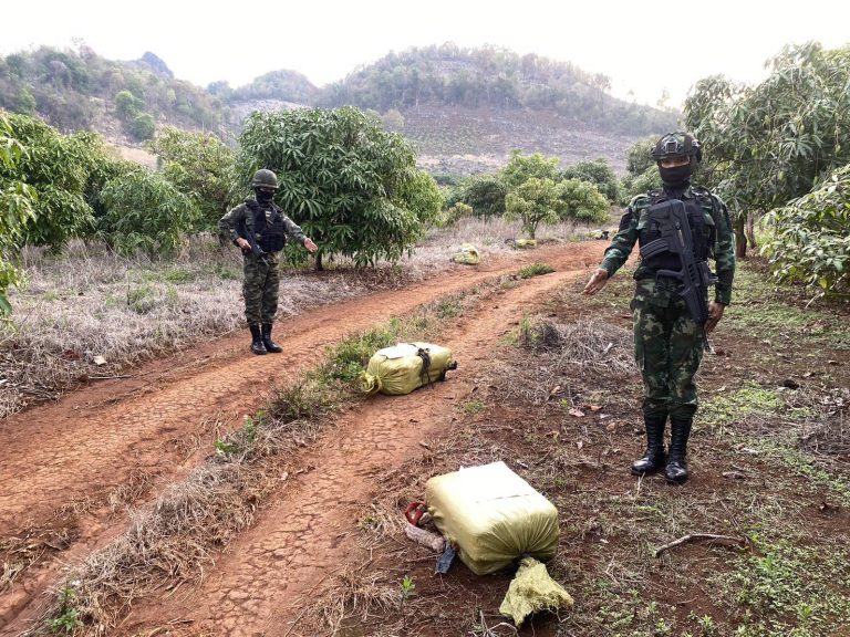 ထိုင်း-မြန်မာနယ်စပ်တွင် ၅ မိနစ်ကြာ တိုက်ပွဲဖြစ်ပြီး ငွေကျပ်သန်းပေါင်းများစွာ တန်ဖိုးရှိ စိတ်ကြွဆေးပြားများ သိမ်းဆည်းရမိ